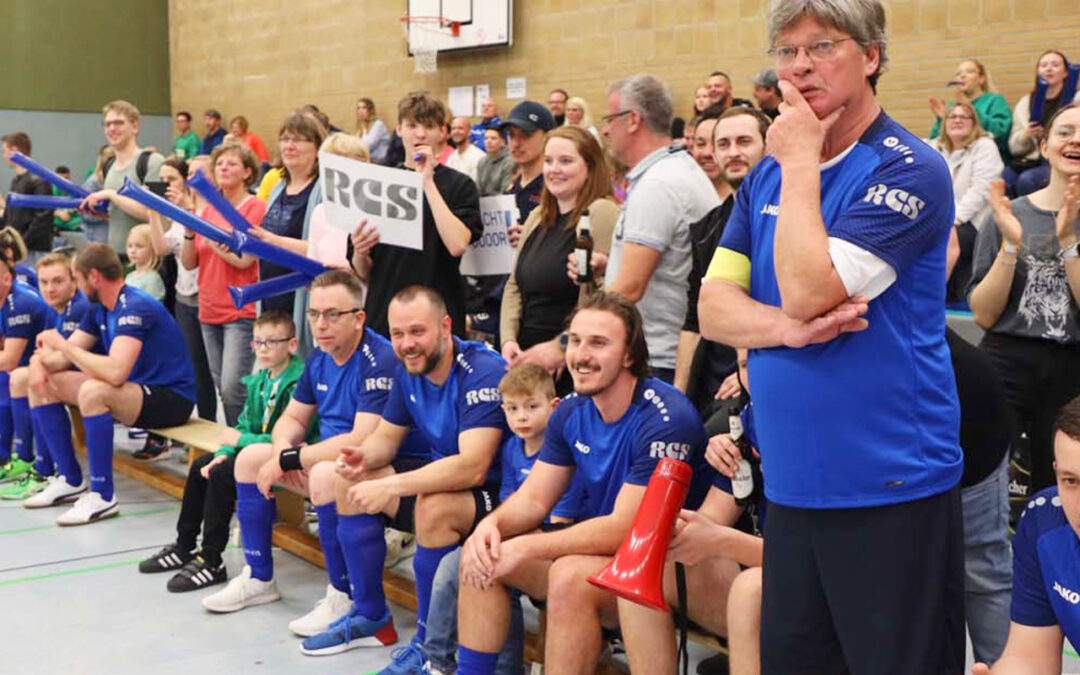 Lautstark feuerten die rund 40 anwesenden Kolleginnen und Kollegen sowie Familien das Team der RCS-Gruppe mit Klatschstangen, Tröten und motivierenden Sprechgesängen an.