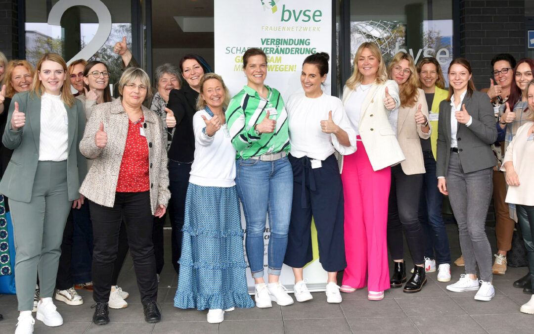 Daumen hoch für alle Frauen der Branche: Unter den Teilnehmerinnen und Dozentinnen des bvse-Frauennetzwerks in Bonn auch Cinja Rehermann (sechste von rechts) der RCS-Gruppe.