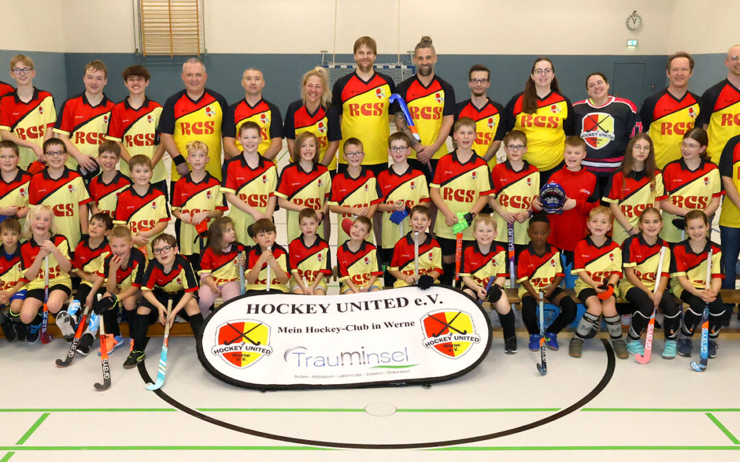Das Team von Hockey United Werne e.V. mit zwei der RCS-Geschäftsführenden rechts im Bild – Vereinsvorsitzender André Wagner steht links außen.